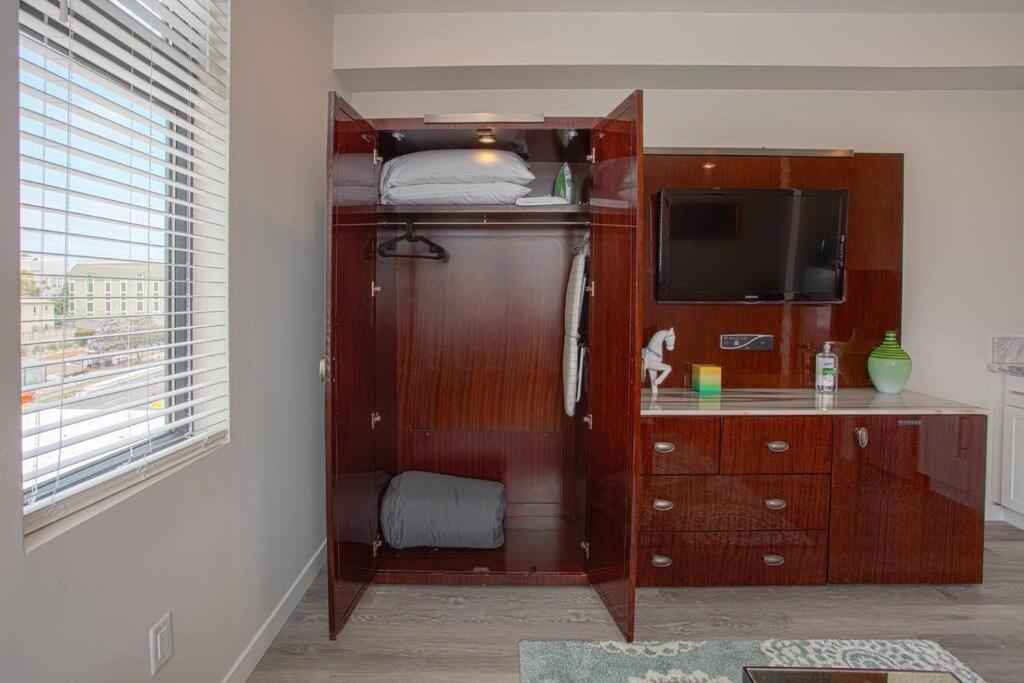 Apartment One Bedroom With Downtown View *